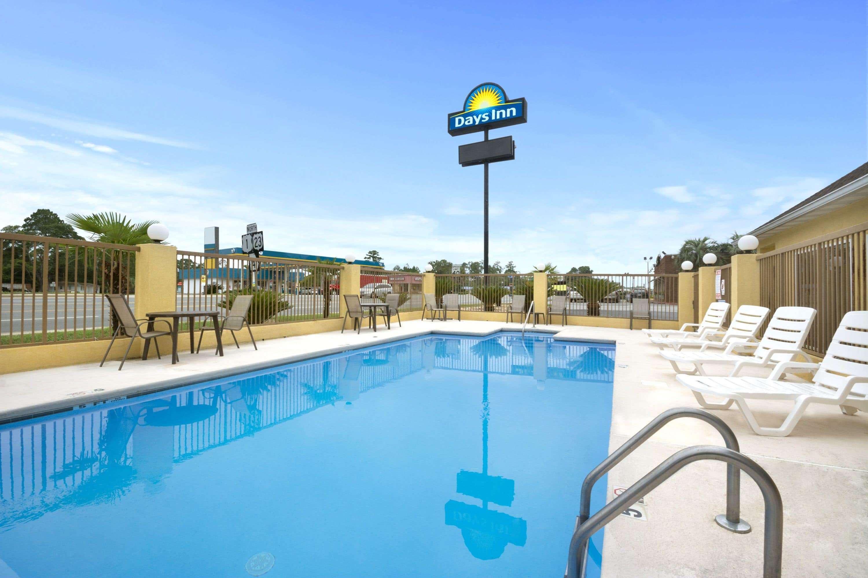 Days Inn By Wyndham Alma Exteriör bild